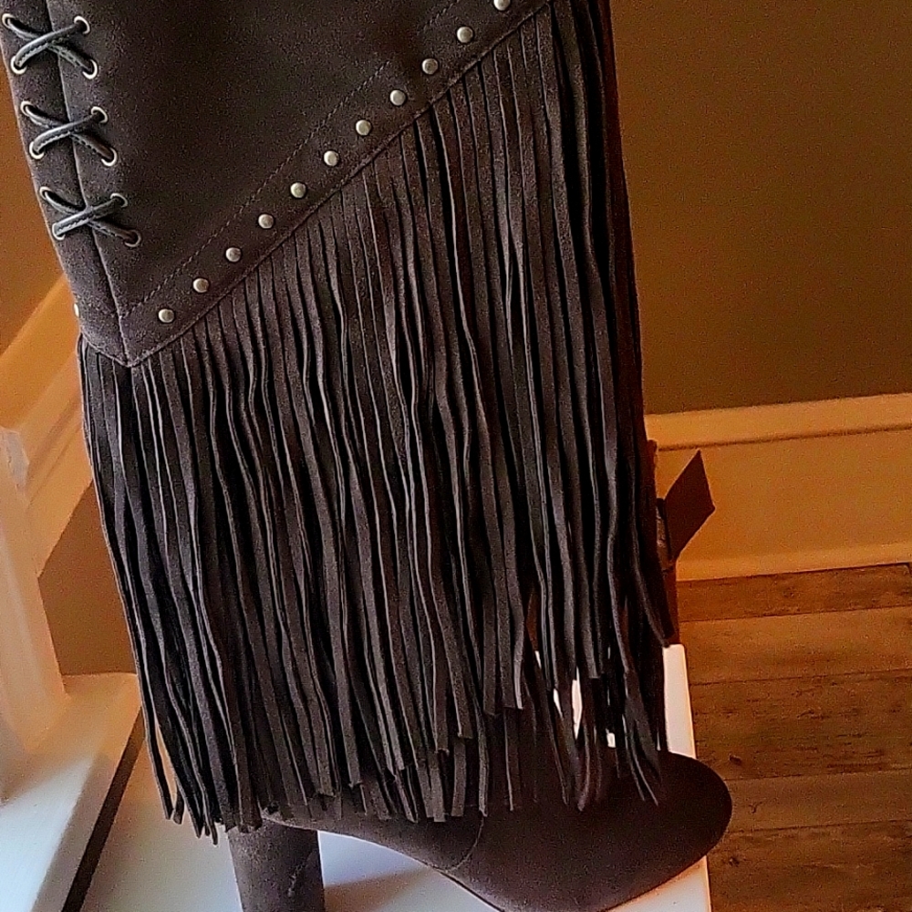 Beautiful knee heigh boots worn 2x a little tear on the heel great condition